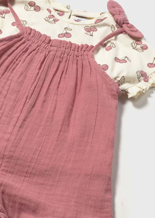Conjunto peto y playera estampada bebé